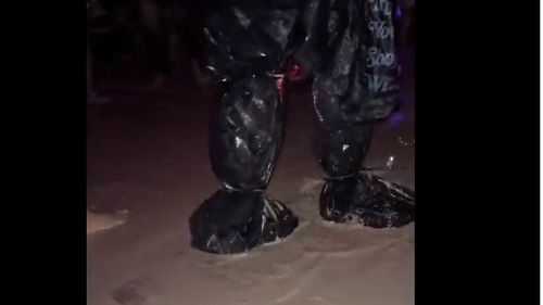 VIDEO Ploaia a transformat o zonă din Nevada într-o mare de noroi, în timpul unui concert cu 60.000 de participanți/ Oamenii, sfătuiți să-și raționalizeze resursele după ce zona a devenit inaccesibilă