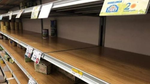 Coronavirus, efectul panicii în Milano: provizii cumpărate cu geamantanul, supermarketuri golite, nu se mai găsesc substanțe dezinfectante