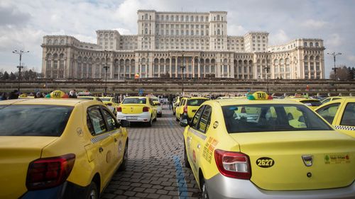 VIDEO Protest al taximetriștilor în fața Parlamentului. Cer fiscalizarea serviciilor de ridesharing la fel ca taximetria / „Vom bloca orașul, nu se mai poate”