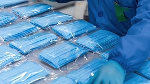 Inițiativă legislativă: Fiecare român să primească gratuit, până pe 15 mai, un set de 30 de măști de protecție