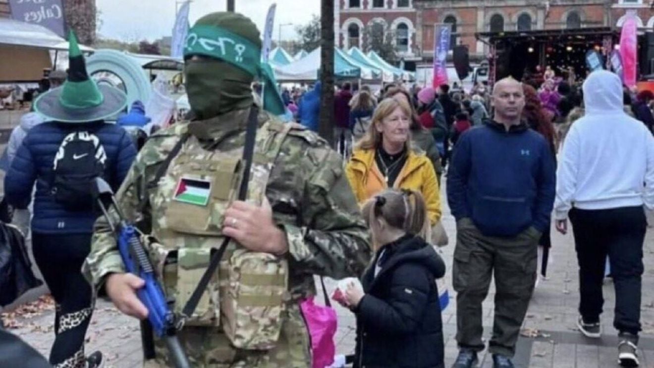 Poliția din Irlanda de Nord crede că fotografia unui bărbat cu un costum Hamas la o paradă de Halloween ar putea fi generată de inteligenta artificiala