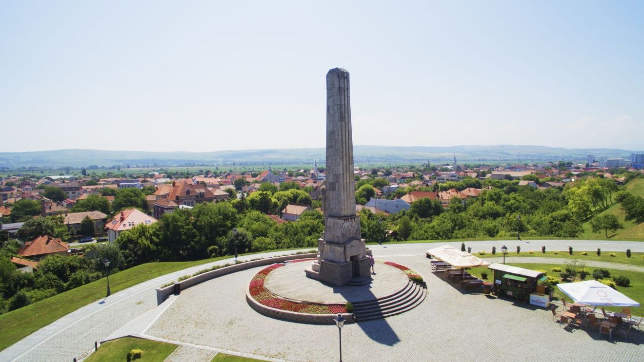 Obeliscul lui Horea, Cloşca şi Crişan din Alba Iulia se înclină / Primar: ”Am început demersurile pentru realizarea unei expertize tehnice şi a unui studiu geotehnic” / Este înalt de peste 20 de metri și a fost construit în 1937
