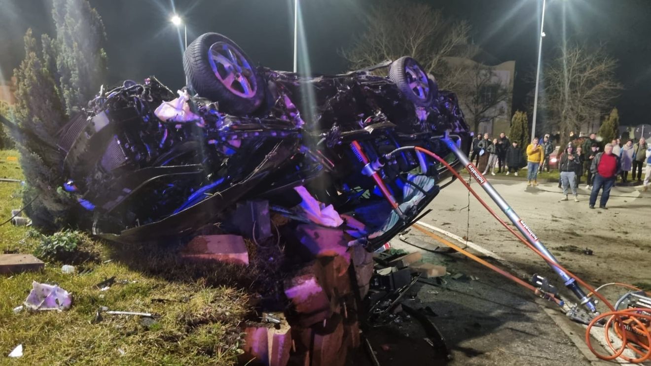 VIDEO Accident deosebit de grav, în municipiul Sebeș, în zona Petrom, după ce un tânăr s-a izbit cu bolidul de insula care marca sensul giratoriu  / Tânărul de 21 de ani și-a pierdut viața