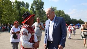 Mircea Geoană, huiduit de zeci de oameni în comuna care l-a făcut cetățean de onoare / Reacția primarului: Să vă fie rușine!