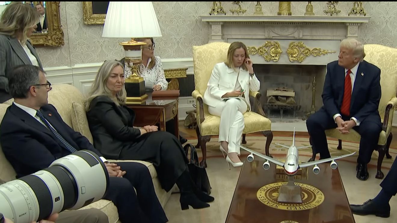 VIDEO Trump, la întâlnirea cu Meloni, promite un acord comercial cu Europa: Ei își doresc foarte mult să încheie unul. Va exista un acord comercial, 100%