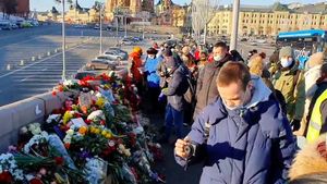 VIDEO Zeci de ruși au depus flori în locul în care a fost asasinat Boris Nemțov, unul dintre opozanții lui Putin, care a prezis înainte să fie ucis că liderul de la Kremlin așteaptă un moment prielnic să atace Ucraina