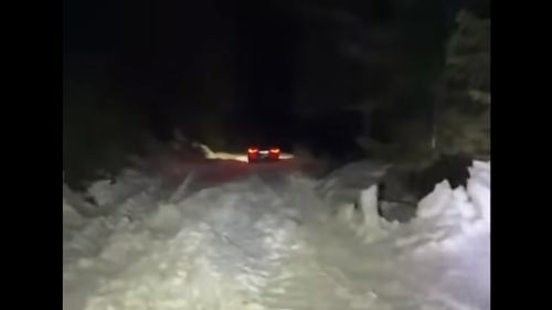 Un bărbat și fiul său au rămas înzăpeziți cu mașina în zona Cheile Oltețului, în noaptea de Înviere / A fost solicitată intervenția jandarmilor montani și a salvamontiștilor