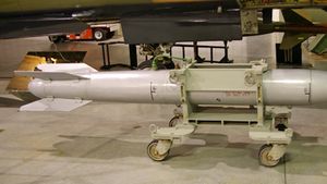 Politico: SUA accelerează planurile de modernizare a armelor nucleare din Europa / În decembrie vor fi aduse bombele gravitaționale B61 modernizate / Operațiunea era planificată inițial în primăvara anului viitor