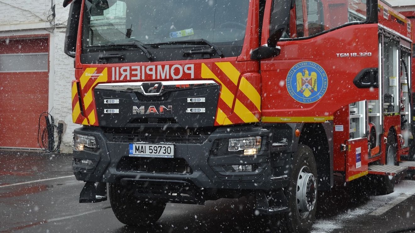 Incendiu la o hală de procesare a peştelui din Hălchiu (Brașov)  / Au intervenit peste 10 echipaje de pompieri / Nu sunt victime
