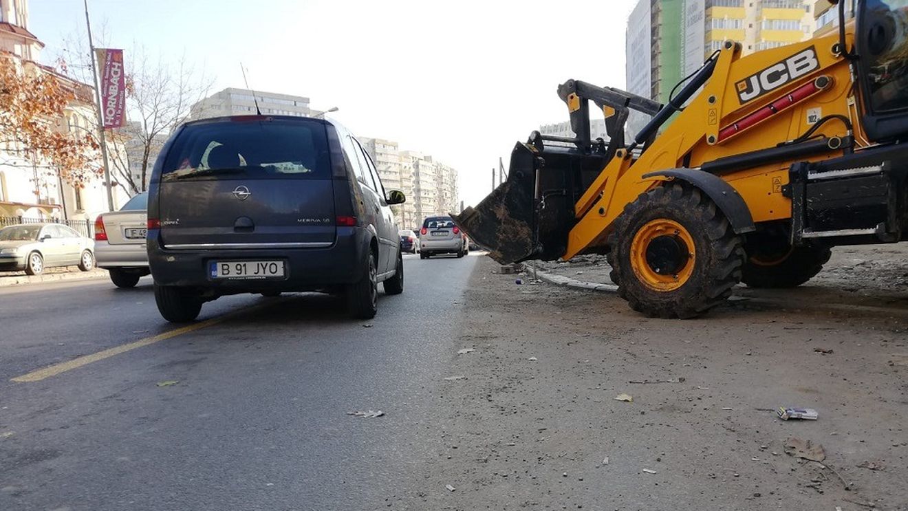 Green Report: Străzile din București nu au mai fost spălate și aspirate de trei luni, din cauza unei normative din 1973, care prevede că iarna se face deszăpezire / Poluarea este la niveluri ridicate