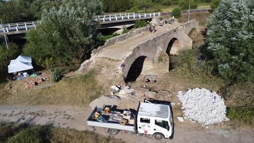 GALERIE FOTO Ambulanța pentru Monumente Banat a pus în siguranță podul austriac de la Grădinari. Specialiștii au intervenit de urgență la monumentul din secolul al XVIII-lea