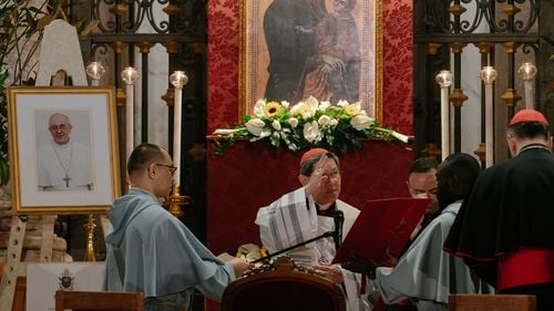 Medalia vizitei papei Francisc în România a fost depusă în sicriul său