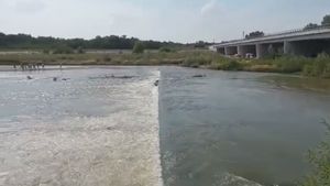 Trupul tânărului de 24 de ani care a alunecat în Argeș a fost găsit de scafandri la doi kilometri de la locul unde alunecase