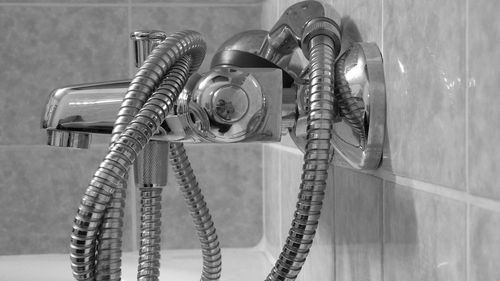 Un bucureştean a depus plângere penală împotriva conducerii Termoenergetica pentru fals în declaraţii şi abuz în serviciu întrucât livrează apă rece în loc de caldă