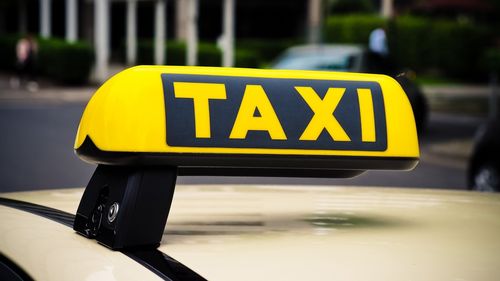Cum să știi dacă o mașină second hand a fost folosită în regim taxi: aceste modele și culori vă pot oferi un indiciu
