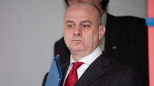 Liderul BNS, Dumitru Costin: Pe sub uşi, am aflat că intenţia viitorului Guvern este să îngheţe salariul minim pe economie la valoarea din 2020