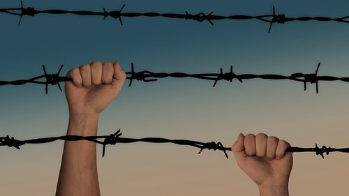 Viaţă, destin şi asaltul împotriva liberalismului. Şi dreapta şi stânga cad pradă politicii identitare