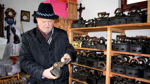 Colecționarul de ticlăzee din Reghin: A adunat vreme de 30 de ani sute de fiare de călcat cu jar și a încercat, fără succes, să intre în Cartea Recordurilor