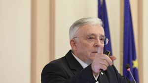 BNR menține rata dobânzii-cheie și facilitează apariția de lichiditate prin scăderea rezervelor minime obligatorii pentru bănci. Banca Centrală avertizează că ”revenirea peste așteptări” a economiei se va întrerupe din cauza noilor restricții