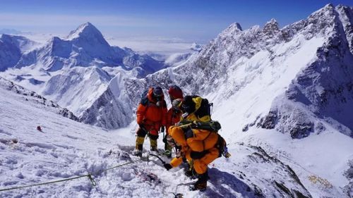 Cinci alpinişti ruşi au murit în Nepal, în timpul escaladării vârfului Dhaulagiri