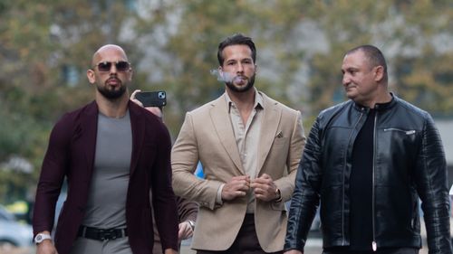 Interdicția impusă fraților Tate de a nu părăsi România, ridicată de instanță. Măsura a fost înlocuită cu obligația de a nu părăsi limita teritorială a Uniunii Europene / Decizia nu este definitivă