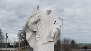 Publicație maghiară: Un român a decapitat statuia Maicii Domnului de la Dunavecse, din Ungaria