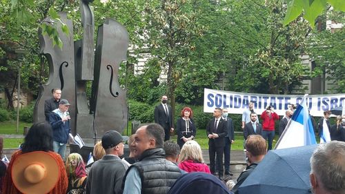 Zeci de israelieni și simpatizanți români au manifestat în București din solidaritate cu Israelul. Ambasadorul David Saranga: Suntem aici să ne rugăm pentru pace. Vrem să fim liberi de terorism și de atacuri. Armata israeliană este foarte puternică și va apăra societatea noastră