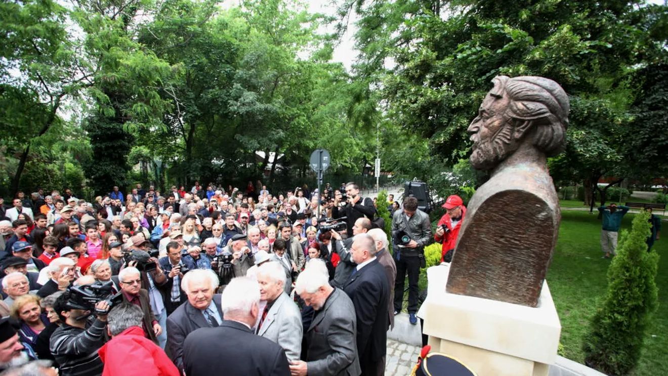 Se cere demontarea monumentului lui Adrian Păunescu din Sectorul 2 / ”Evidențiază dificultățile pe care societatea românească le întâmpină în asumarea critică a trecutului comunist”