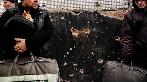 Rusia şi Ucraina raportează atacuri aeriene în zonele de frontieră şi evacuează civili