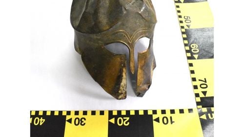 Un coif corintic vechi de 2.500 de ani, găsit de polițiștii din Neamț în urma unor percheziții