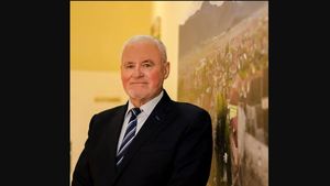 Fost primar din Ghimbav (Brașov), condamnat la 10 ani de închisoare pentru abuz în serviciu, după 8 ani de procese / Achiziții cu dedicație pentru stâlpi de ilumina și leagăne din lemn