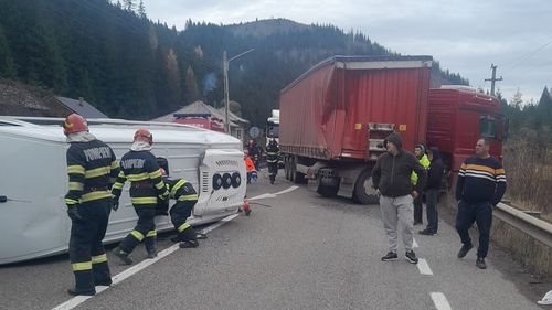 Accident grav în județul Suceava, cu un microbuz și un tir / A fost activat planul roșu