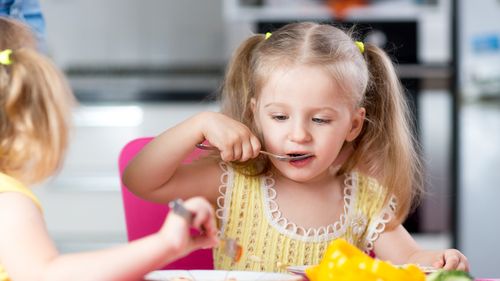 Amendă de 10 mii de lei, după ce mai mulți copii din Brașov au ajuns la spital cu toxiinfecție alimentară / A fost identificată bacteria Salmonella, după ce au mâncat la un after-school