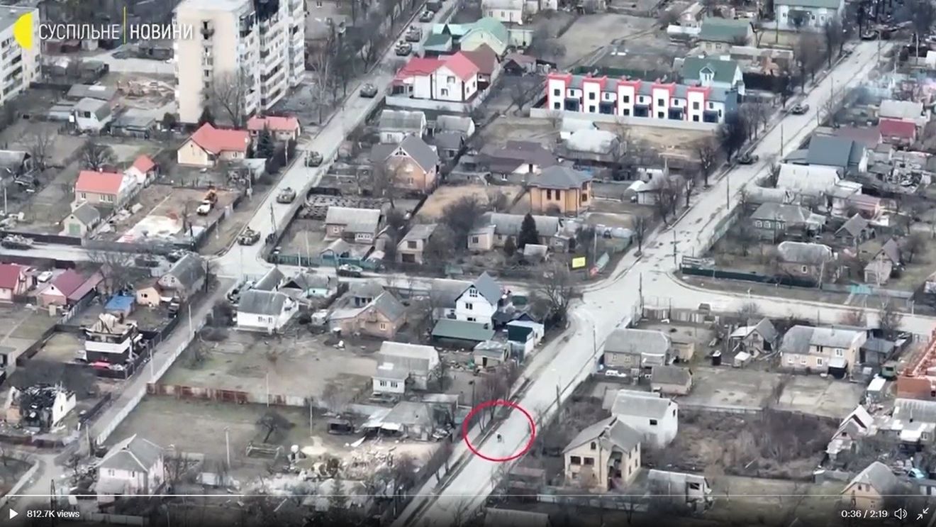 VIDEO Imagini filmate cu drona arată momentul în care soldații ruși trag într-un biciclist, în Bucea