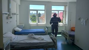 VIDEO Incendiul de la Maternitatea „Cuza Vodă” din Iași a fost lichidat / Au fost evacuați 224 de pacienți / Ministrul Sănătății se deplasează la maternitate