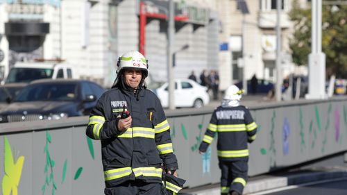 Cisternă cu 20.000 de litri de motorină, răsturnată pe o șosea din Harghita / Cisterna venită să preia motorina nu are dispozitivul care să permită operațiunea / Drumul European 578 e blocat pe o bandă