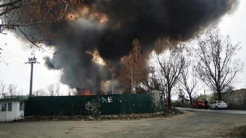 VIDEO Incendiu puternic la Glina la un centru de colectare deșeuri, ard caroserii auto și anvelope