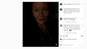 Actrița Catherina Zeta Jones, mesaj pentru fani din București, unde filmează rolul Morticiei din Familia Adams: „Soarele încă nu a răsărit și Morticia Addams se trezeşte! Bună dimineața, tuturor”