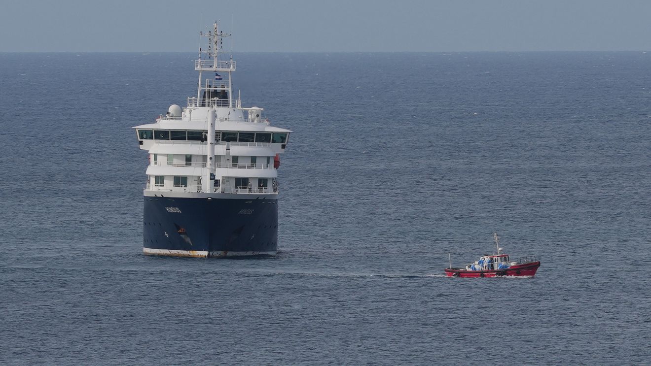 FOTO | OMS pregătește un ghid special pentru pasagerii navei de croazieră MV Hondius, afectată de primul focar de hantavirus înregistrat vreodată pe un vas de croazieră. Nava se îndreaptă spre Tenerife, în Insulele Canare (Spania)