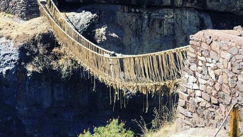 Peru: Ultimul pod suspendat din epoca incaşilor s-a prăbuşit în apele râului Apurimac. Ceremonia anuală de consolidare a structurii nu a avut loc în 2020 din cauza pandemiei de coronavirus