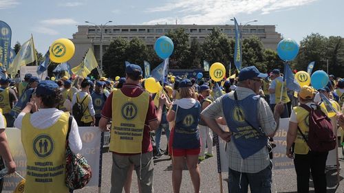 Sute de angajaţi din sănătate au protestat în Piaţa Victoriei, nemulțumiți de salarii și de lipsa reformelor / Ministrul Rafila anunță că s-a ajuns la un acord