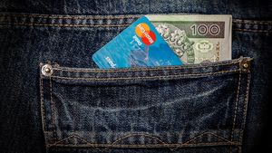 Hoții de buzunare trec la următorul nivel, în Napoli / Fură câte 50 de euro de pe cardurile din buzunare, cu un terminal POS mobil / „Nimeni nu m-a atins. Nu am simțit nimic”