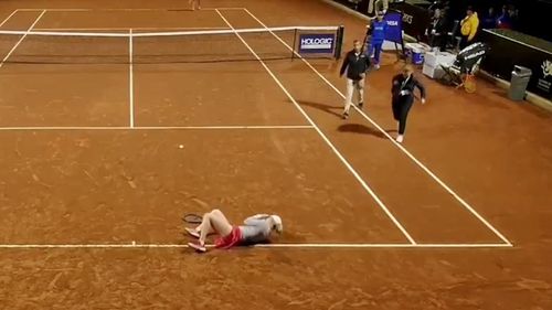 VIDEO Scenă șocantă în tenis: O jucătoare a leșinat și a fost scoasă de pe teren în scaunul cu rotile
