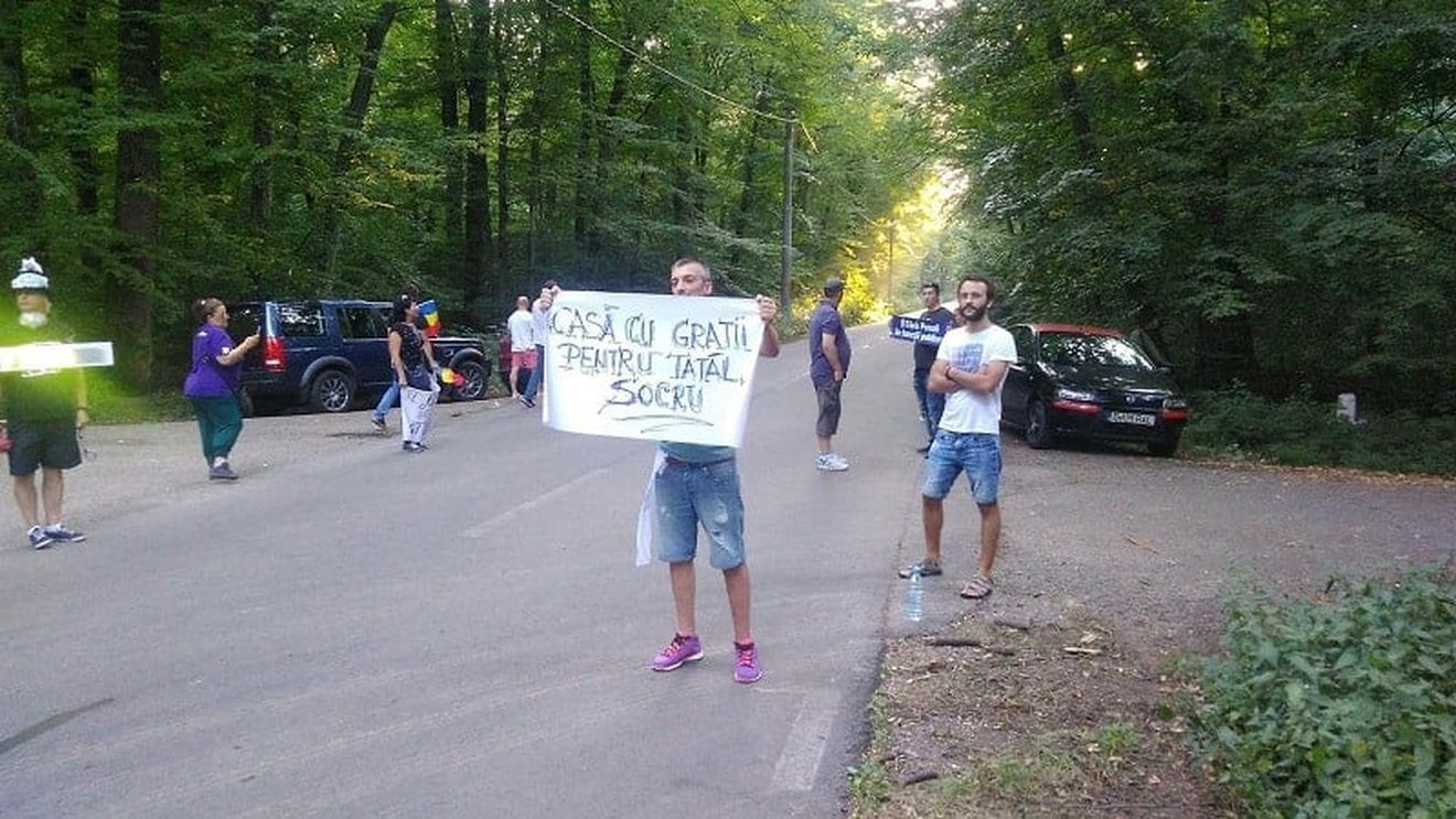 Câtiva protestatari întâmpină invitații la nunta lui Dragnea jr în pădurea din fața Palatului Snagov cu urarea ”Casă cu gratii pentru tata socru”