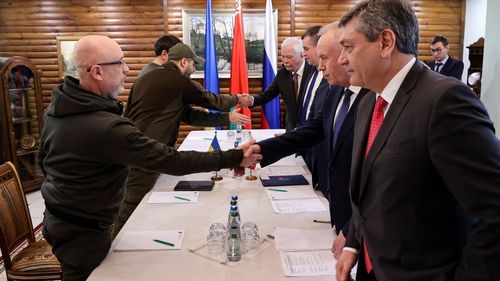 Negocierile din Ucraina și Rusia sunt „în desfășurare”, anunță consilierul prezidenţial ucrainean Mihailo Podoliak: „Ruşii categoric nu vor să crească numărul de ţări care pot fi garanţii securităţii”