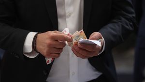 Vicepremierul Tánczos Barna: Nu ne mai permitem salarii la stat peste cele din privat / „Nu există altă cale” / ”Trebuie o ponderare în tot ce înseamnă majorări salariale, sporuri, privilegii. Trebuie eliminate, pe cât posibil”