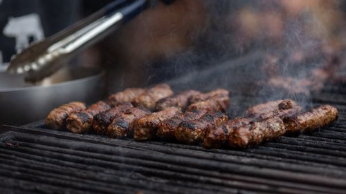 Asociația Română a Cărnii: Cerearea de mici pentru minivacanţa de 1 Mai, mai mare cu aproximativ 30% faţă de anul trecut / Producţia totală de mici este estimată la aproximativ 1.500 tone, adică 18 milioane de mici