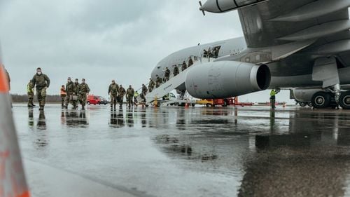 Oficial înalt din Departamentul Apărării: Un aerodrom secret din Europa de Est găzduiește un efort multinațional de a trimite arme în Ucraina