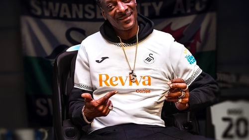 Rapperul Snoop Dogg a devenit coproprietar și investitor al clubului britanic de fotbal Swansea, unde are acțiuni și Luka Modric
