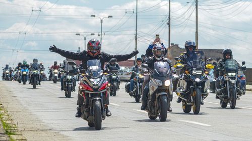 FOTO Motocicliști și șoferi, din dușmani în parteneri de drum: Parada moto a adunat sute de pasionați în Timișoara